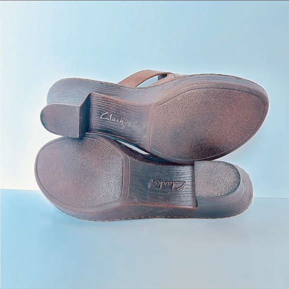 Clarks Sz 8.5 Sandals Slides Brown Leather Buckle Faux Wooden Heel - Picture 6 of 6